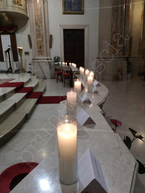 Altare dell'Abbazia di Pontevico illuminata dai 17 ceri bianchi della prima celebrazione in commemorazione delle vittime del Covid-19