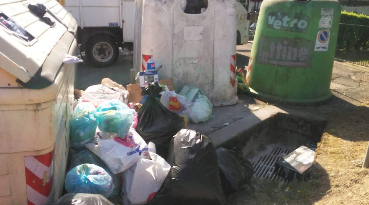 Un operatore e nuovi cestini per “aggiustare” la raccolta rifiuti