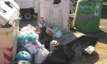 Un operatore e nuovi cestini per “aggiustare” la raccolta rifiuti