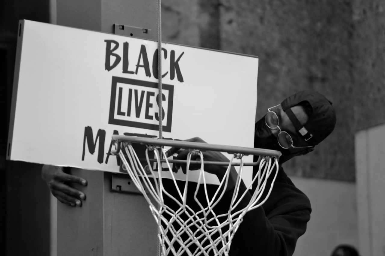 Un canestro con il razzismo in Piazza Vittoria