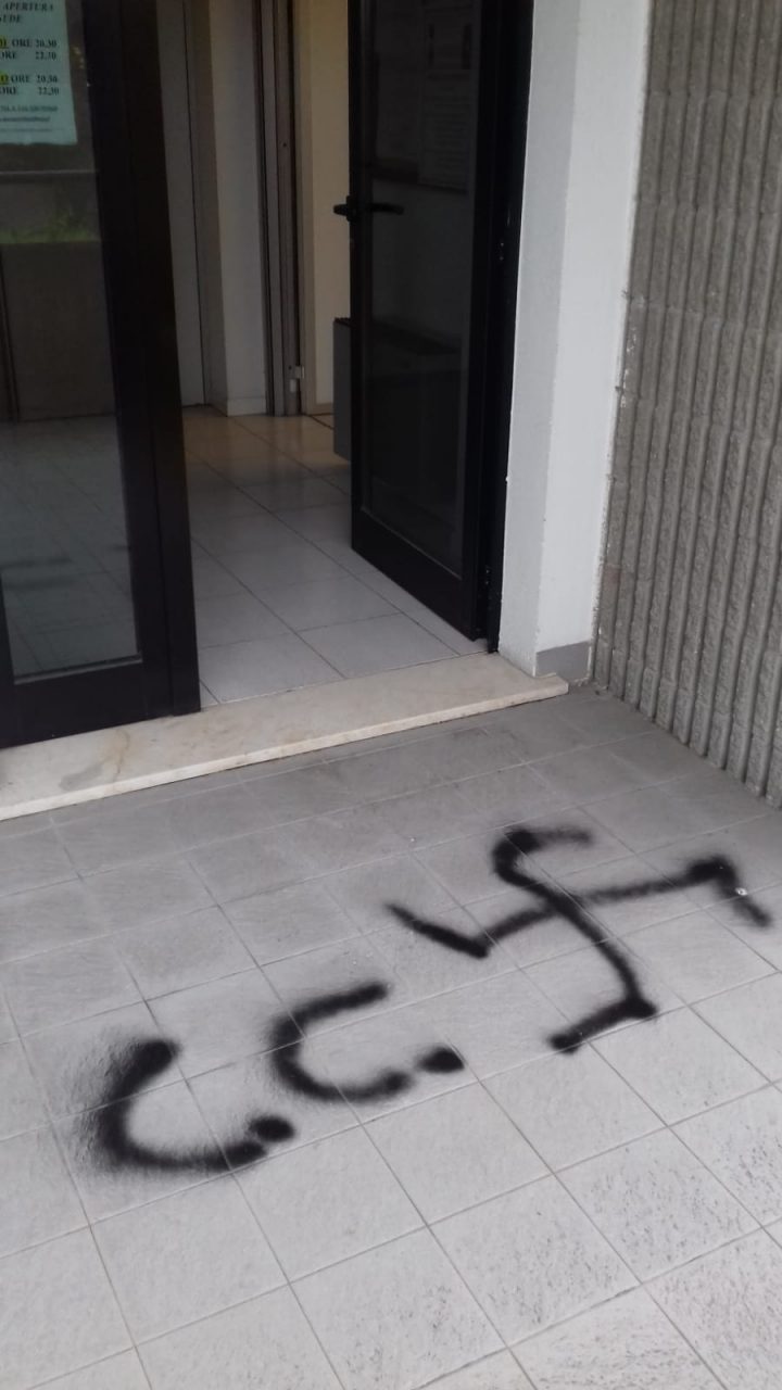 La sede dell’Anc di Manerbio imbrattata da una svastica
