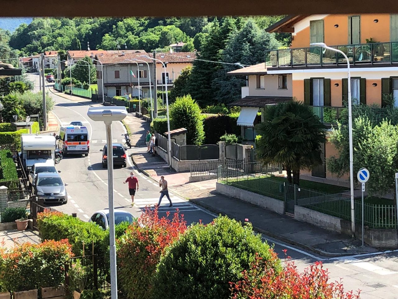 Scontro auto-moto a Capriolo: motociclista cade rovinosamente al suolo