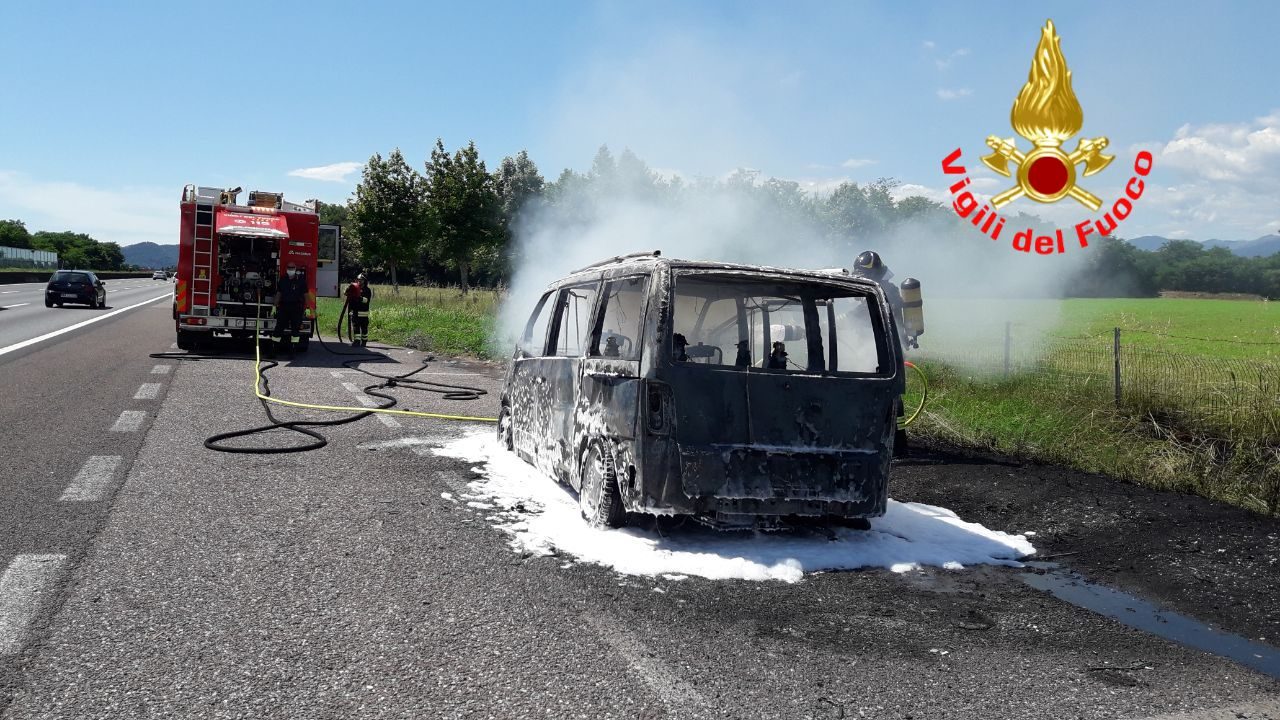 Fiamme in A4: incendiato un Van VIDEO