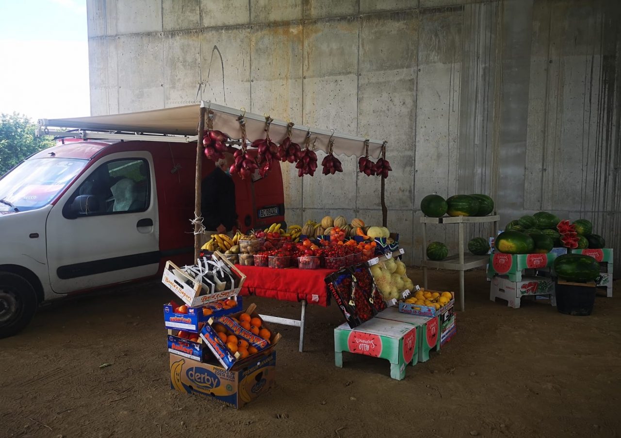 Pattuglia di Chiari “in trasferta” fa sloggiare ambulante abusivo