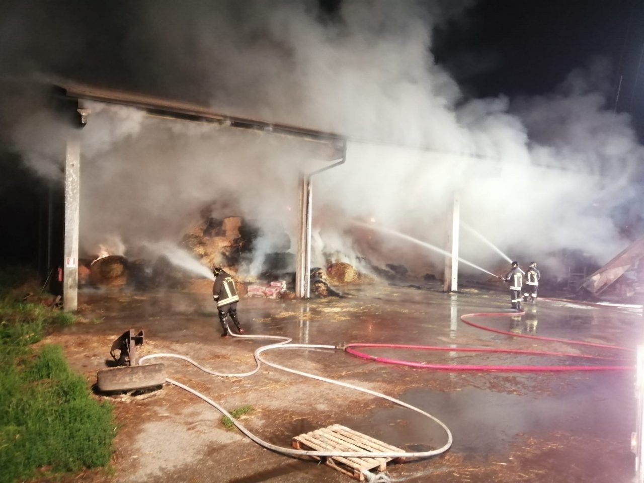 Incendio nella notte a Bagnolo, a fuoco 400 balle di fieno e 2 trattori