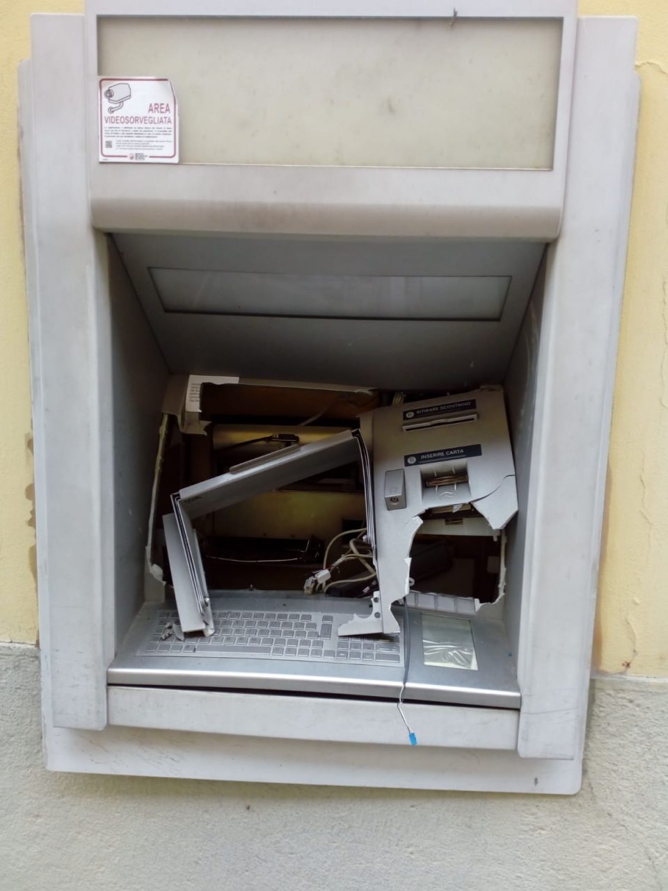 Fanno esplodere lo sportello del bancomat e scappano con migliaia di euro
