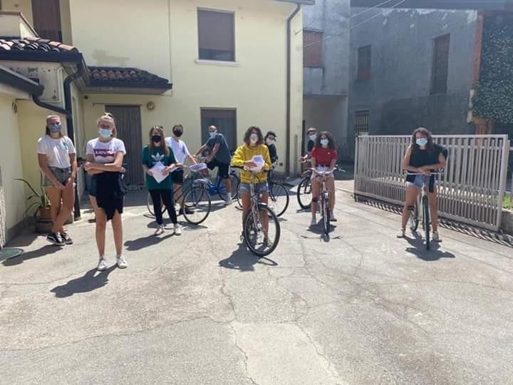 L’impegno di due generazioni per fornire mascherine agli studenti delle elementari