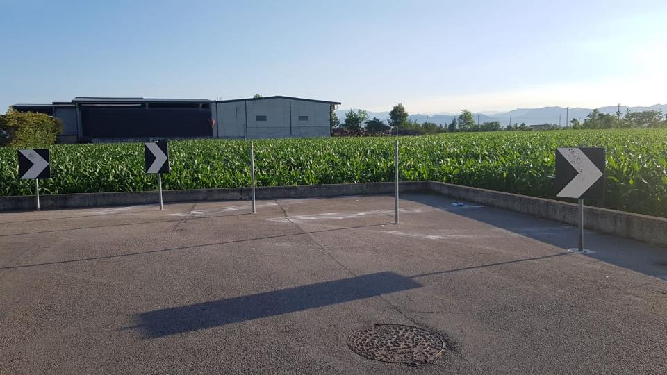 Vandali in azione, spariti i cartelli stradali