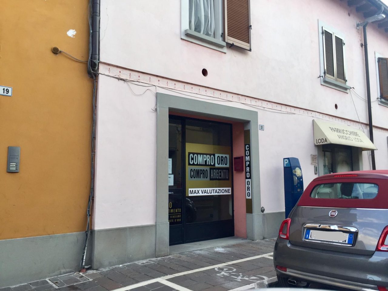 Rapina in un Compro Oro: malvivente in fuga