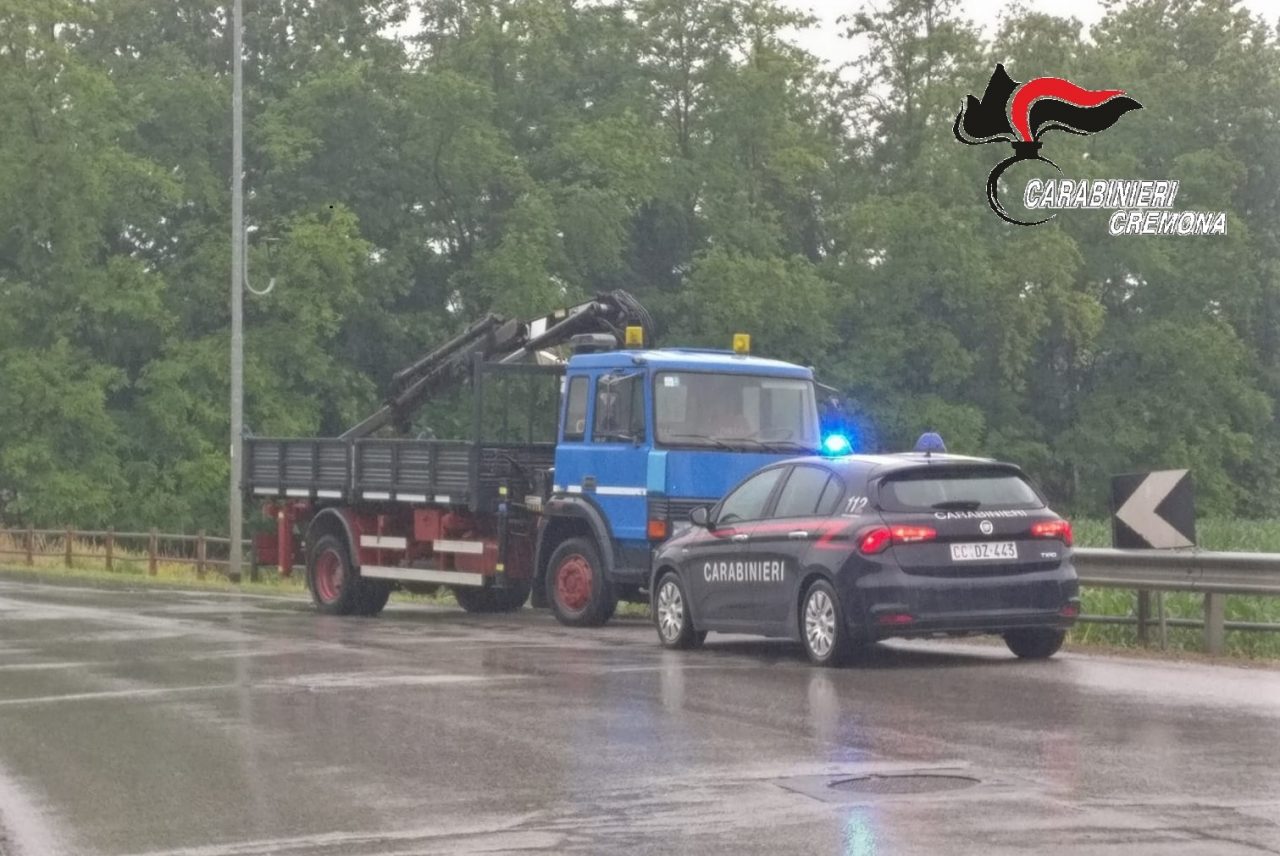 Alla guida di furgone rubato (e tallonato dai Carabinieri) si lancia dal mezzo in corsa