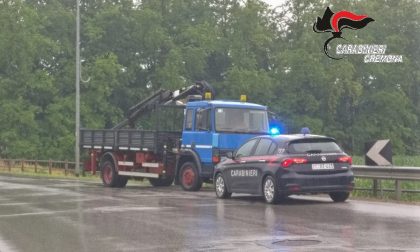 Alla guida di furgone rubato (e tallonato dai Carabinieri) si lancia dal mezzo in corsa