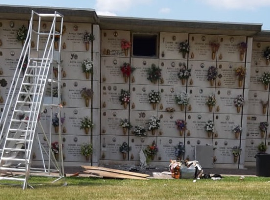 Furto e vilipendio al cimitero, via i gioielli dalla tomba: arriva la scientifica