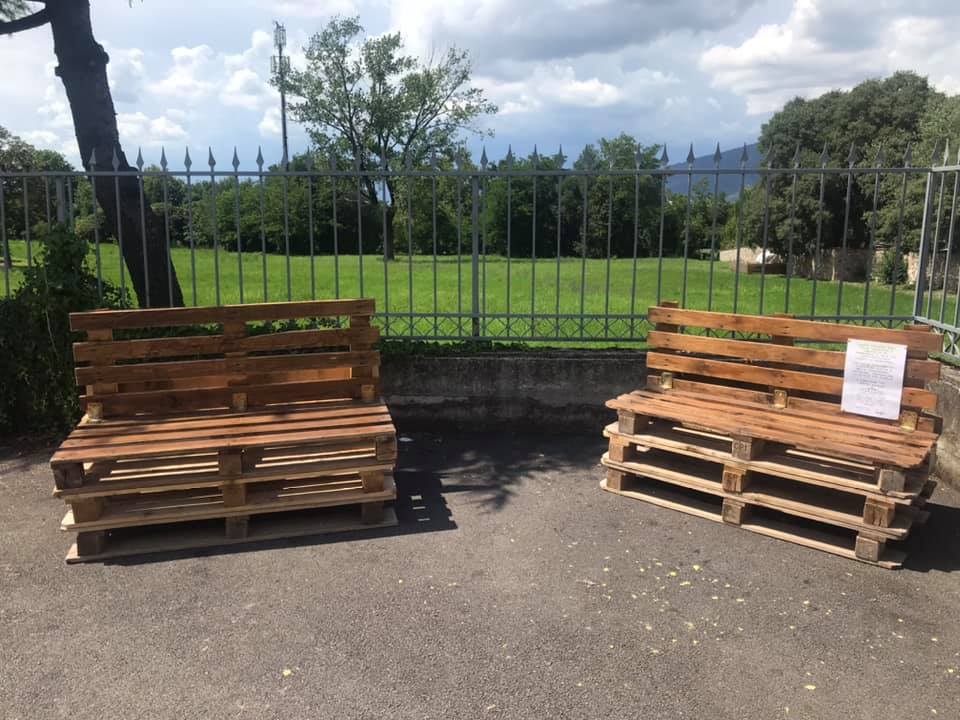 La rimozione delle panchine artigianali non ferma la voglia di comunità