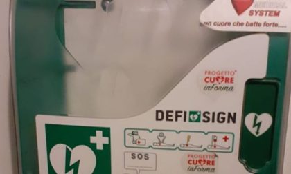 Rubato il defibrillatore posizionato fuori dalla farmacia di Iseo