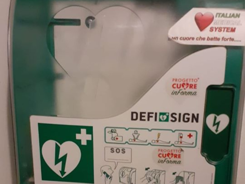 Rubato il defibrillatore posizionato fuori dalla farmacia di Iseo