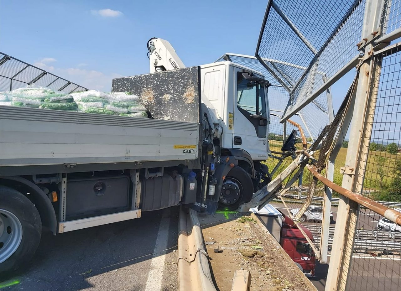 Camion sfonda il cavalcavia, tragedia sfiorata a Calcinato