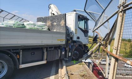 Camion sfonda il cavalcavia, tragedia sfiorata a Calcinato