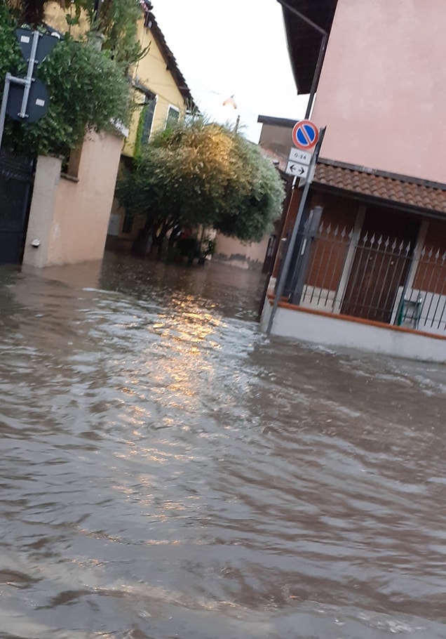Ennesimo temporale nel Bresciano: strade allagate e piante sradicate