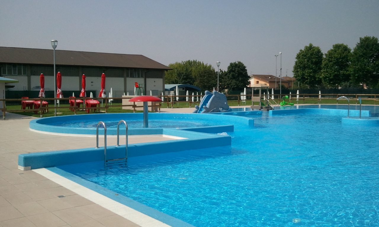 I ghedesi non si arrendono alla chiusura della piscina