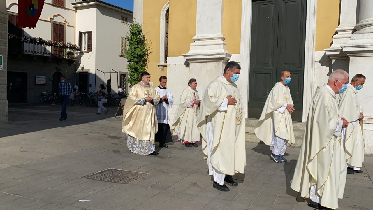 Chiari saluta don Gianluca Pellini