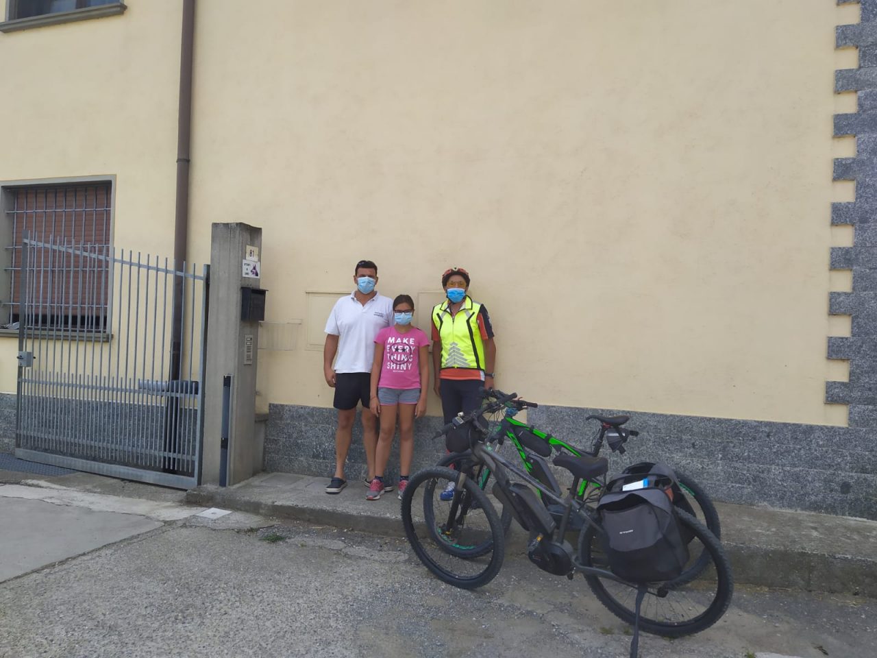 Fuori in bici sotto la tormenta: marito e moglie salvati da un agricoltore