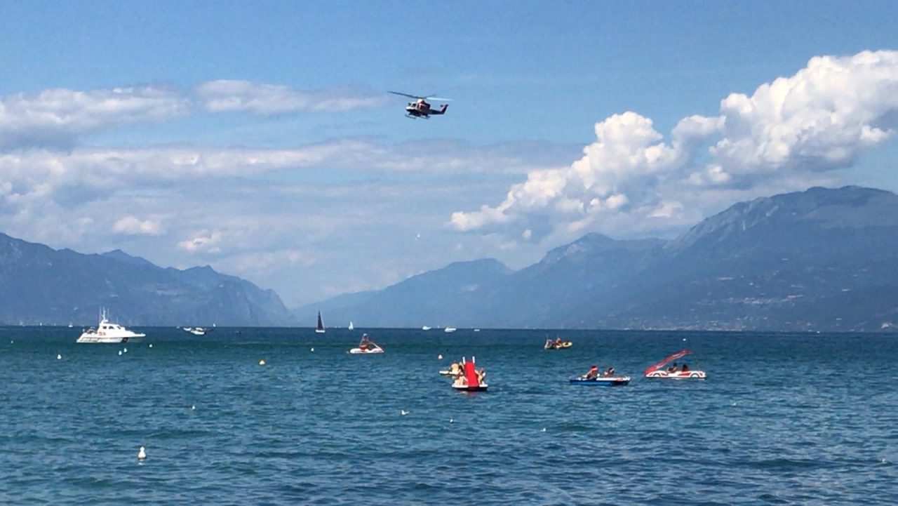 Si tuffa dal pedalò e non riemerge: muore ragazzo di 22 anni