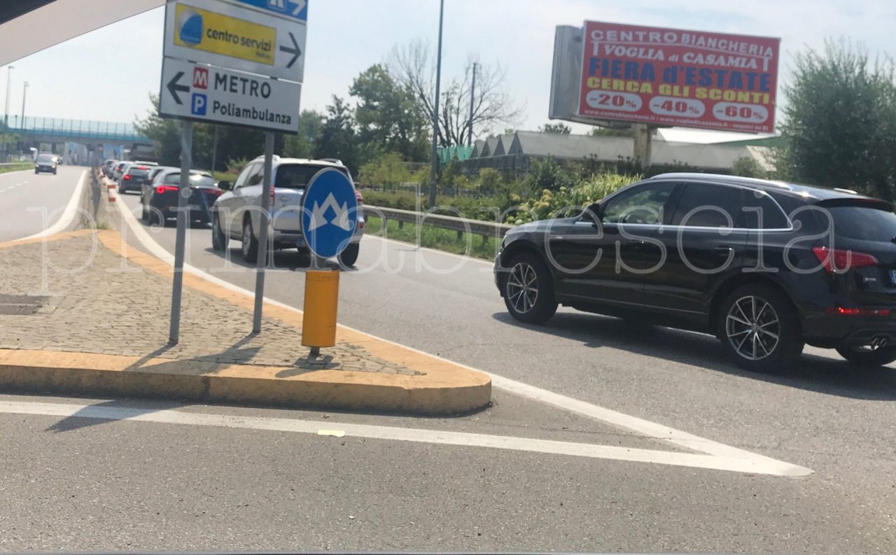 Coda alla rotatoria del casello Brescia Centro