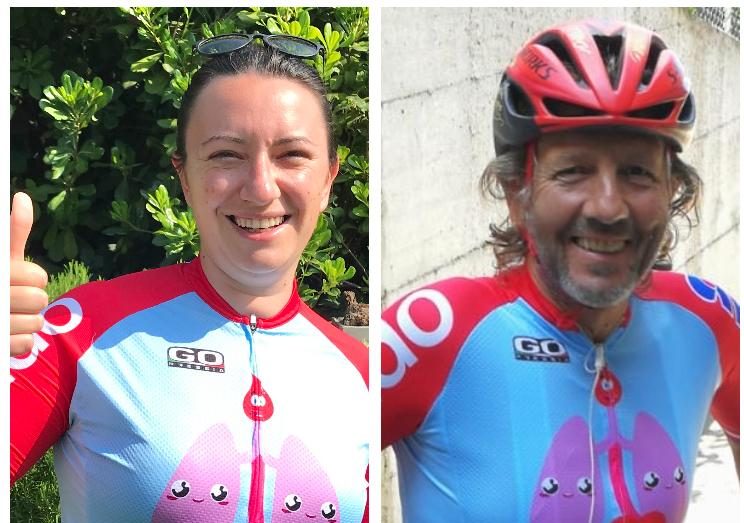 Celebrano la ripresa con divise con impressa la vita