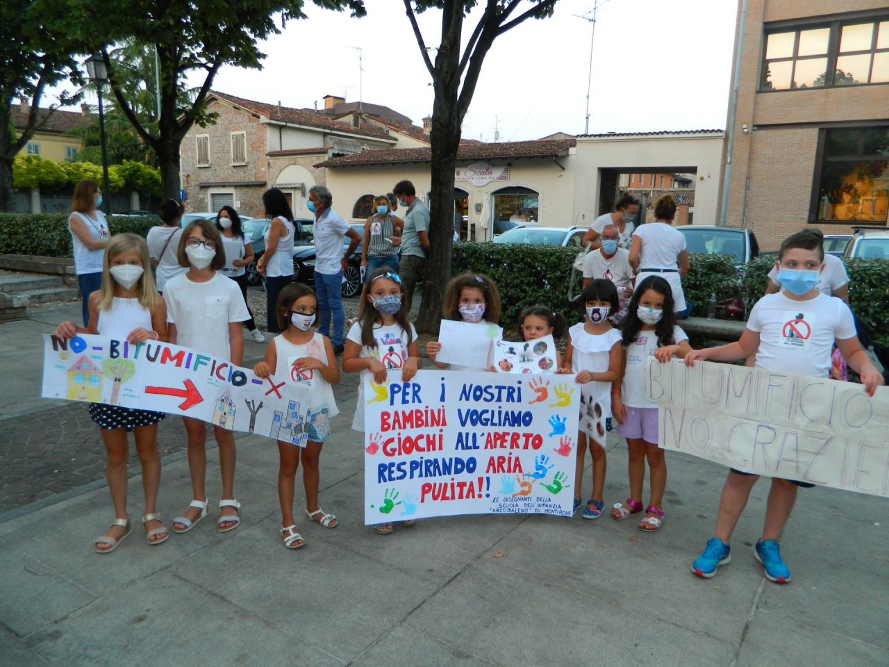 «Puzza, bruciore di gola, nausea: così si vive all’ombra di un bitumificio»