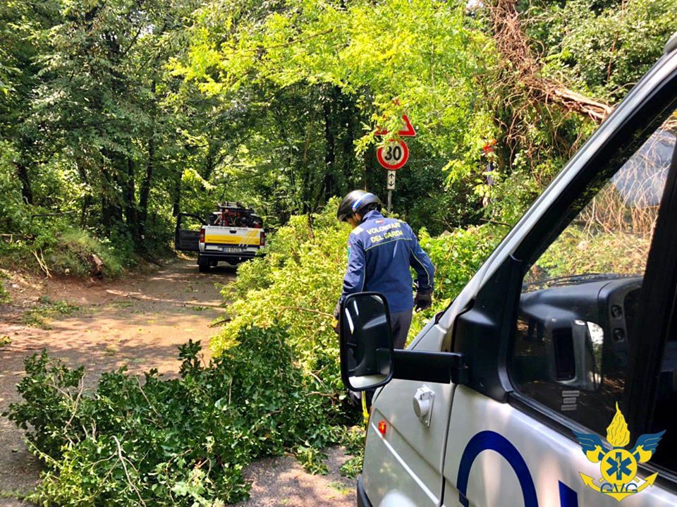 Volontari del Garda e Vigili del Fuoco in prima linea dopo la grandinata