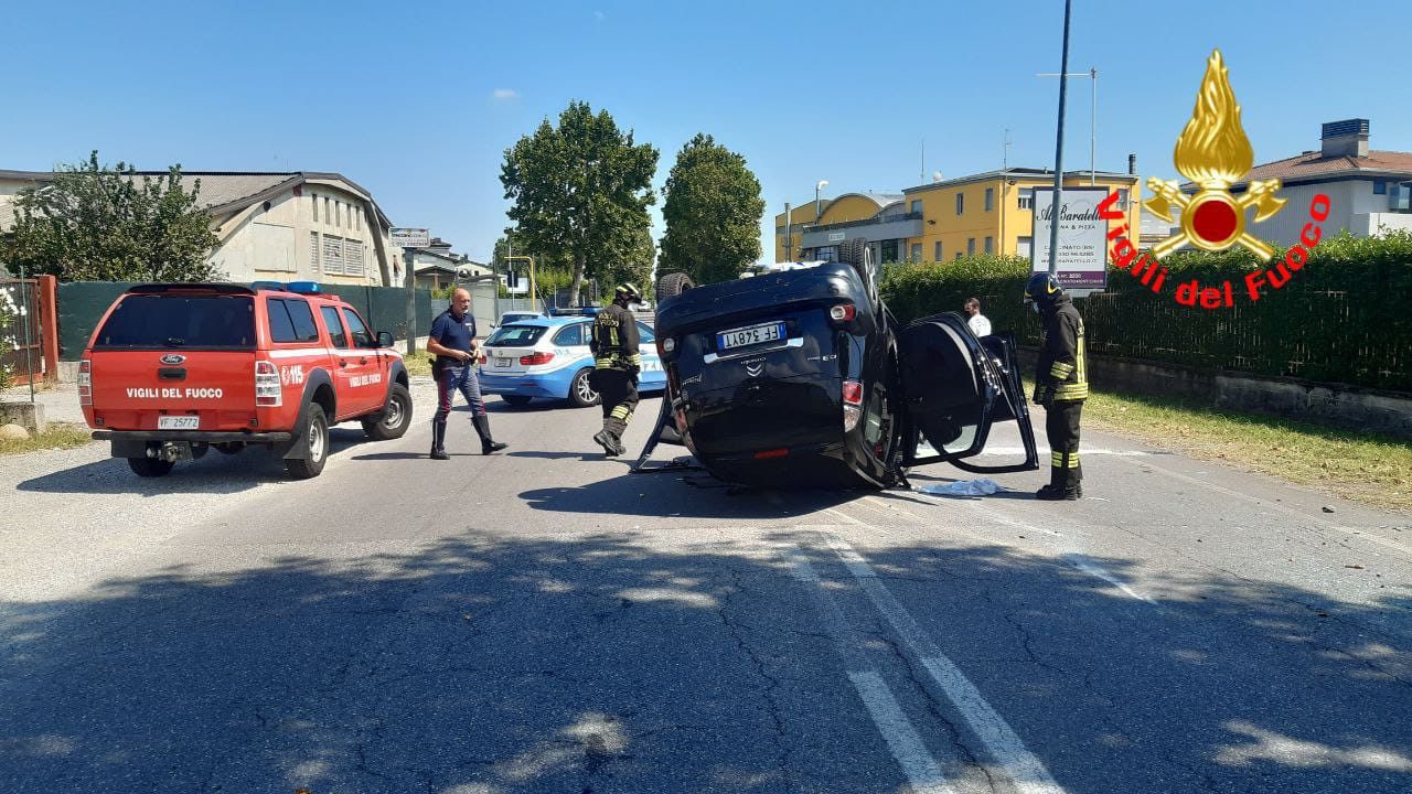 Urta un albero e si ribalta con l’automobile, paura per una mamma e il bimbo