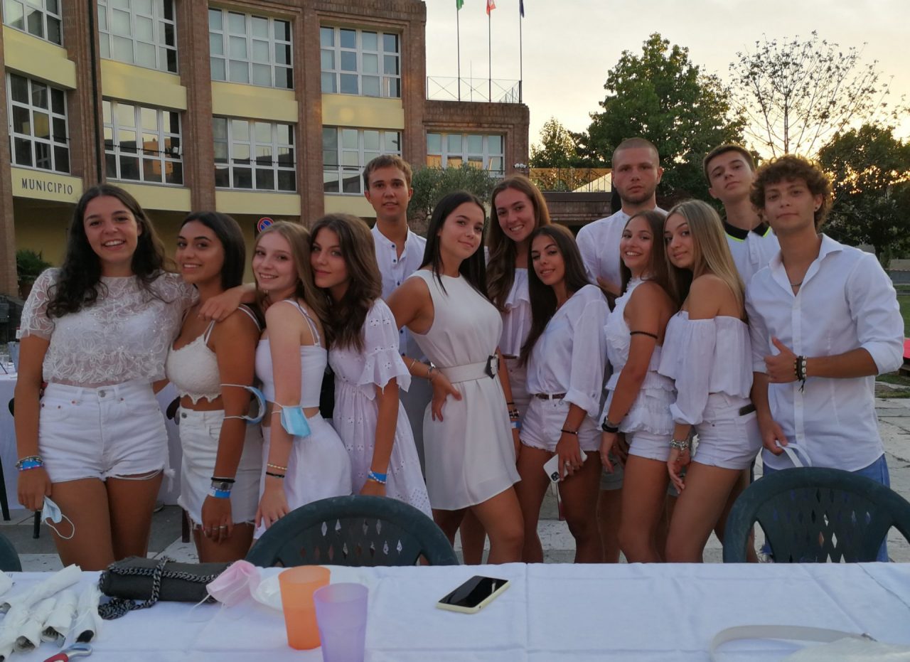 La cena in piazza anima il cuore di Pompiano