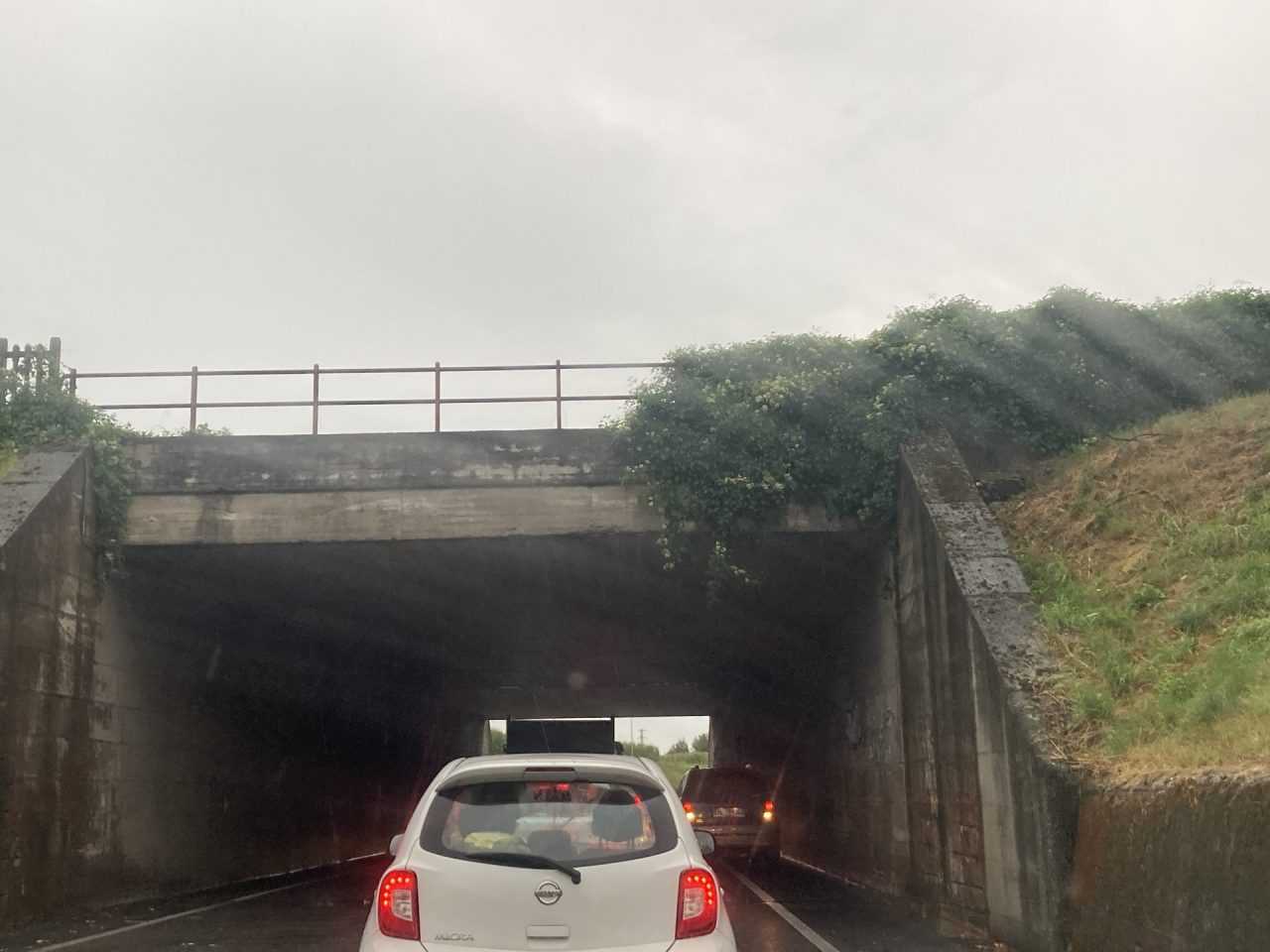 Auto bloccate in un sottopassaggio allagato FOTO