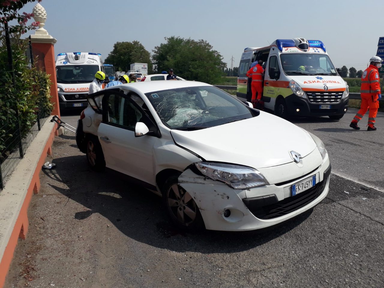 Mancata precedenza, scontro tra due auto sulla ss45bis