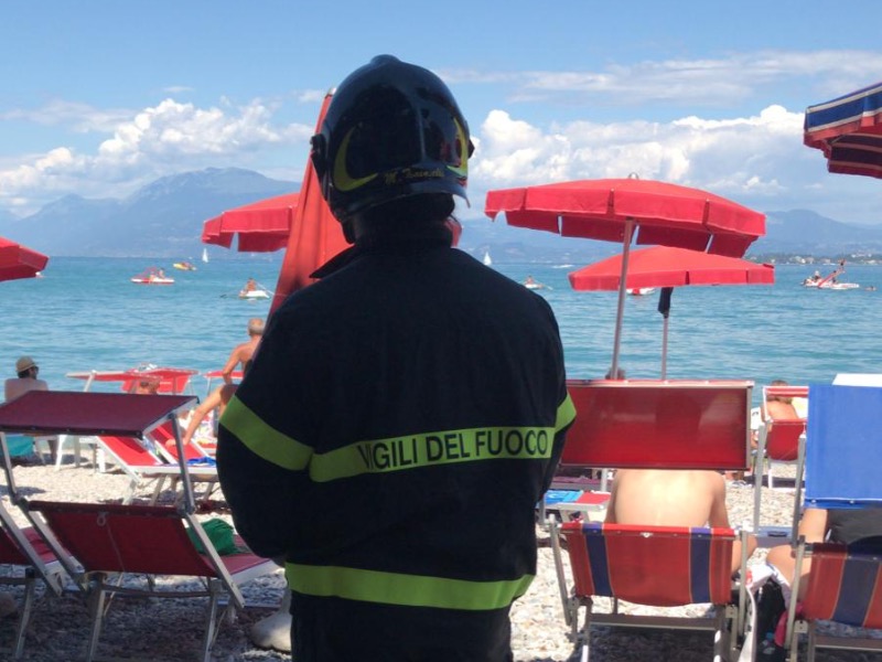 Si tuffa dal pedalò e scompare: ricerche in corso