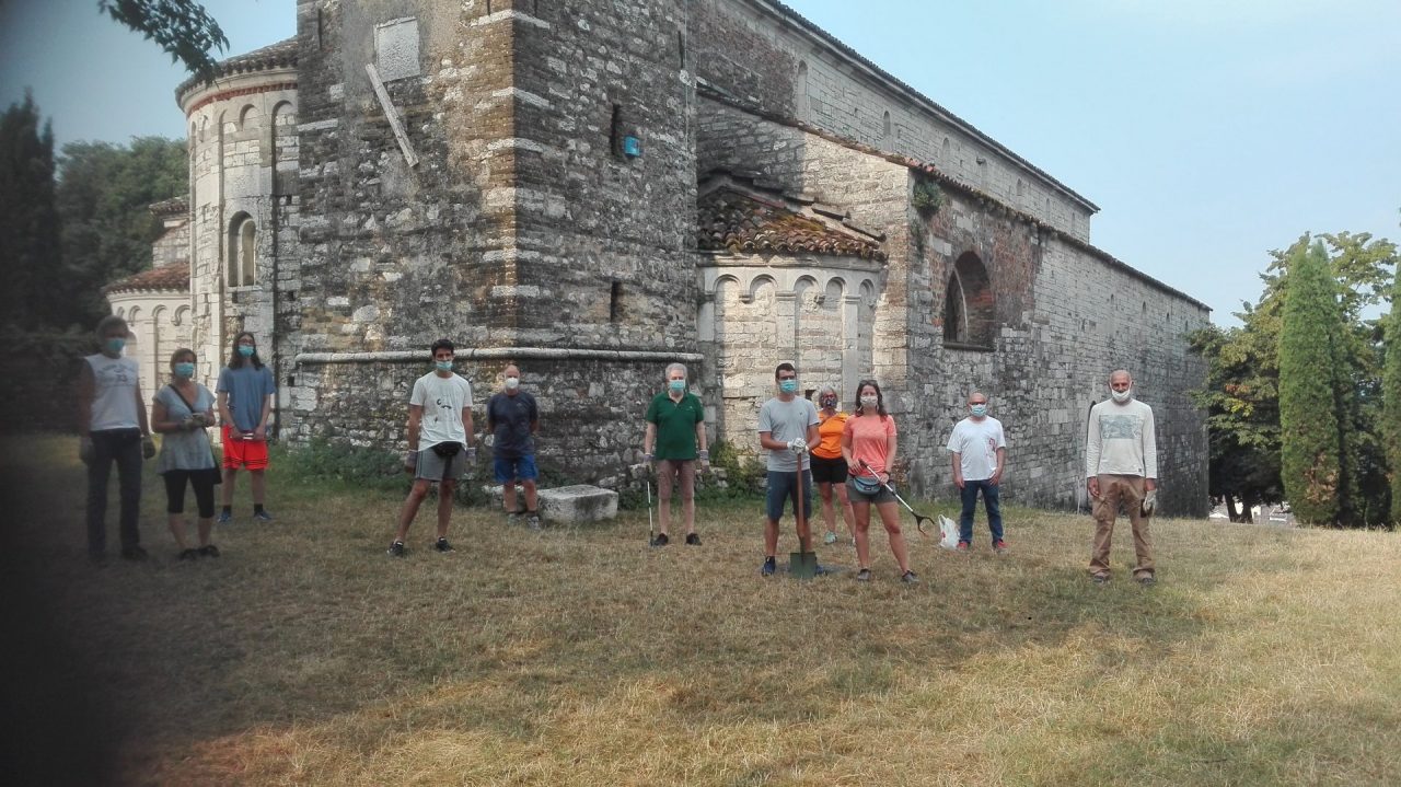 Volontari impegnati sul colle di San Pancrazio