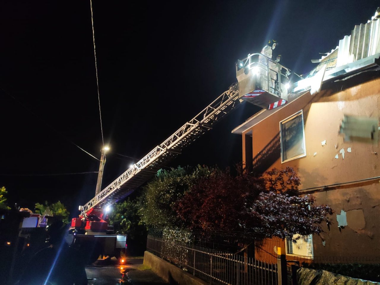 Maltempo, a Palazzolo scoperchiato un tetto: casa inagibile