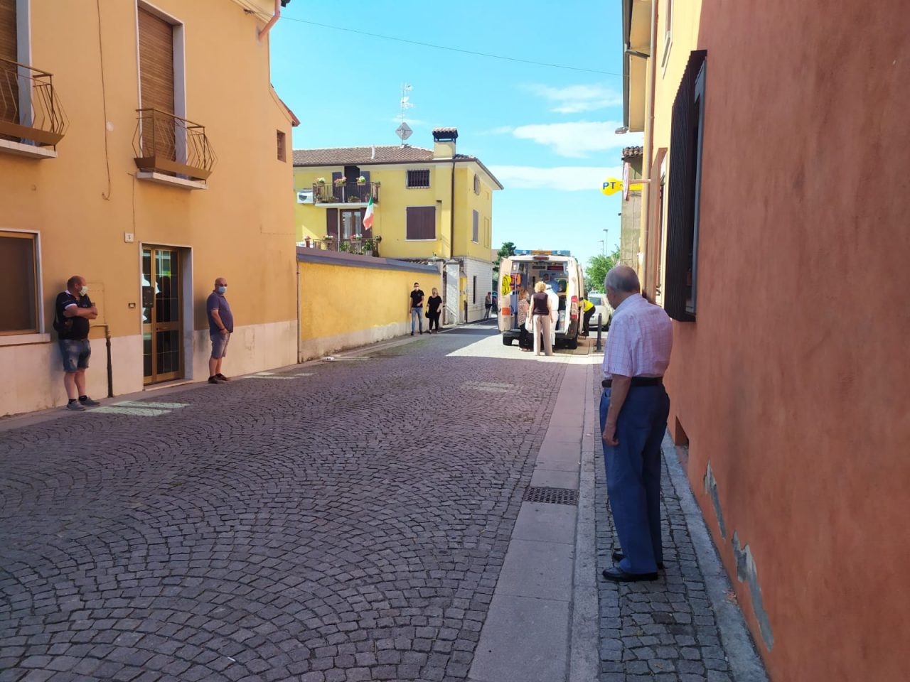 Colto da malore all’Ufficio postale ad Azzano