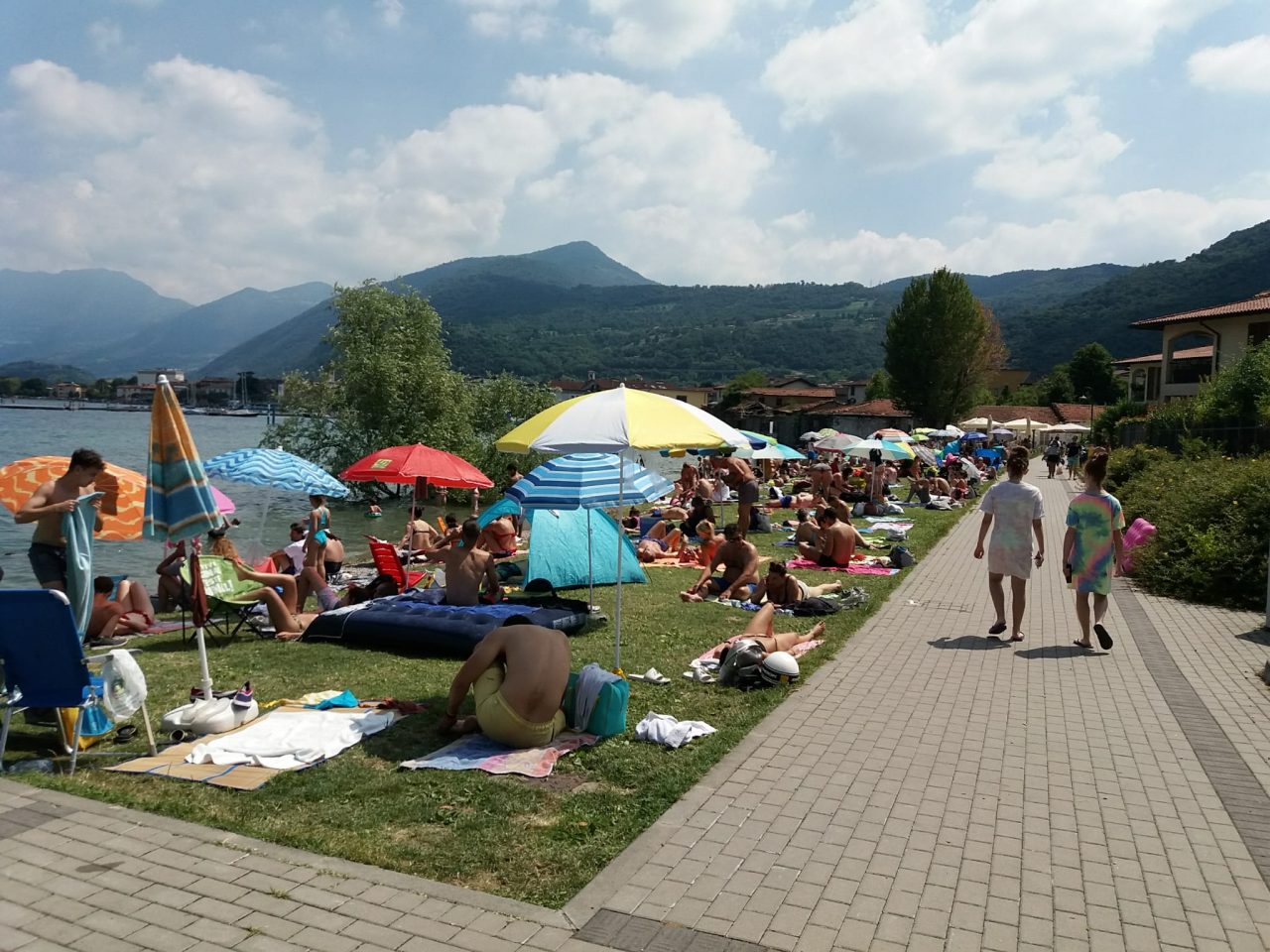 In spiaggia in barba al distanziamento: “Se non rispettate le regole la chiudo”