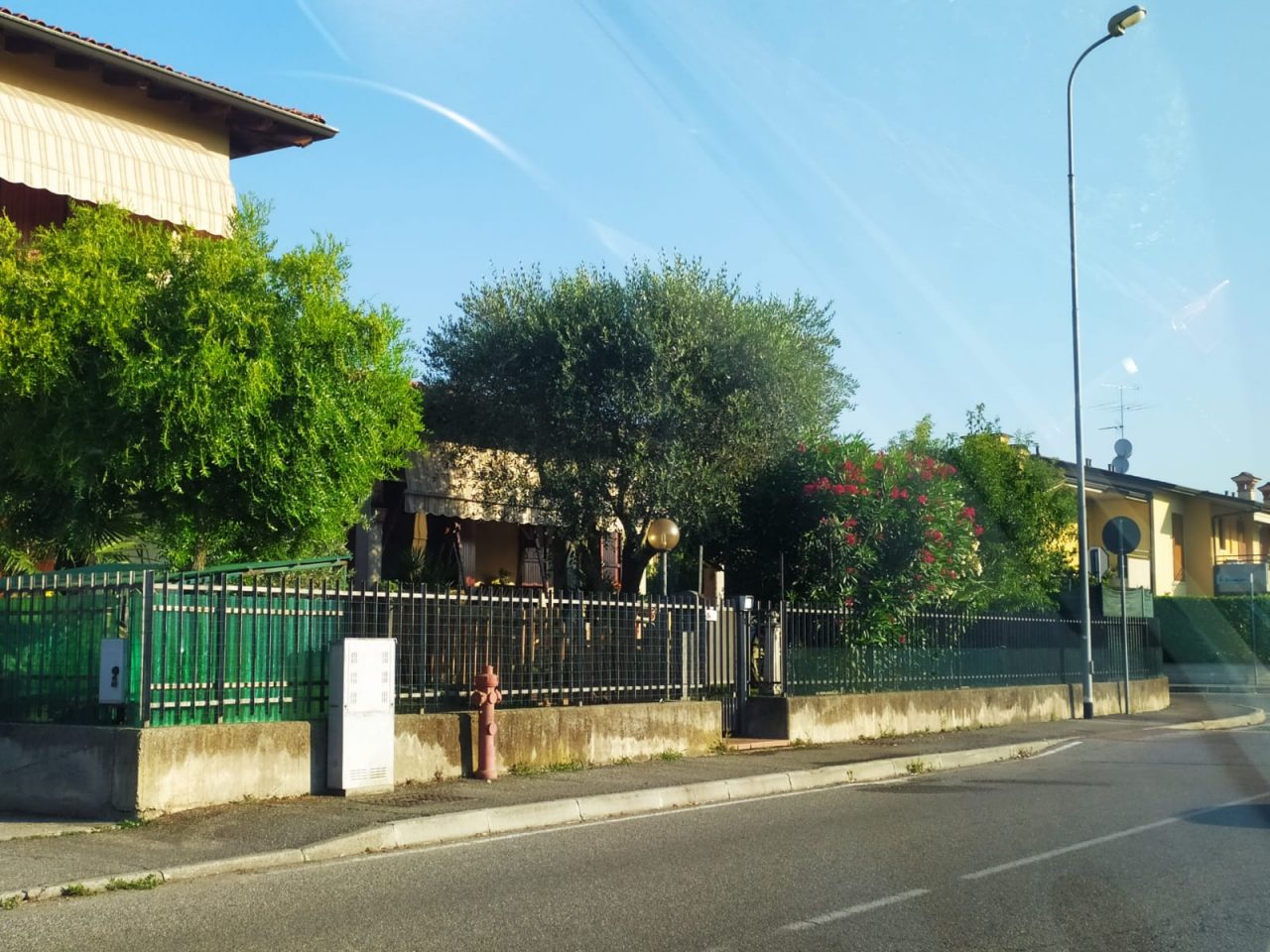 Si accascia al suolo fuori di casa, nulla da fare per un 74enne