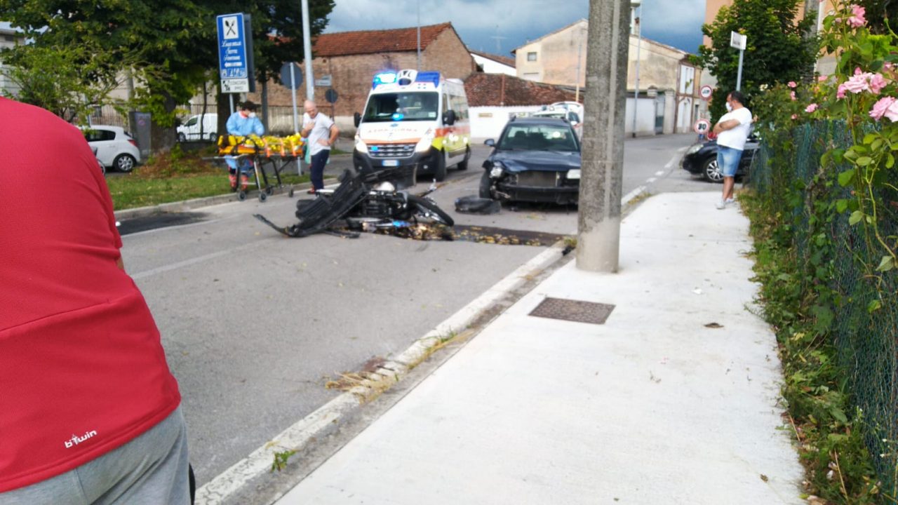 Scontro auto moto, un centauro finisce in ospedale