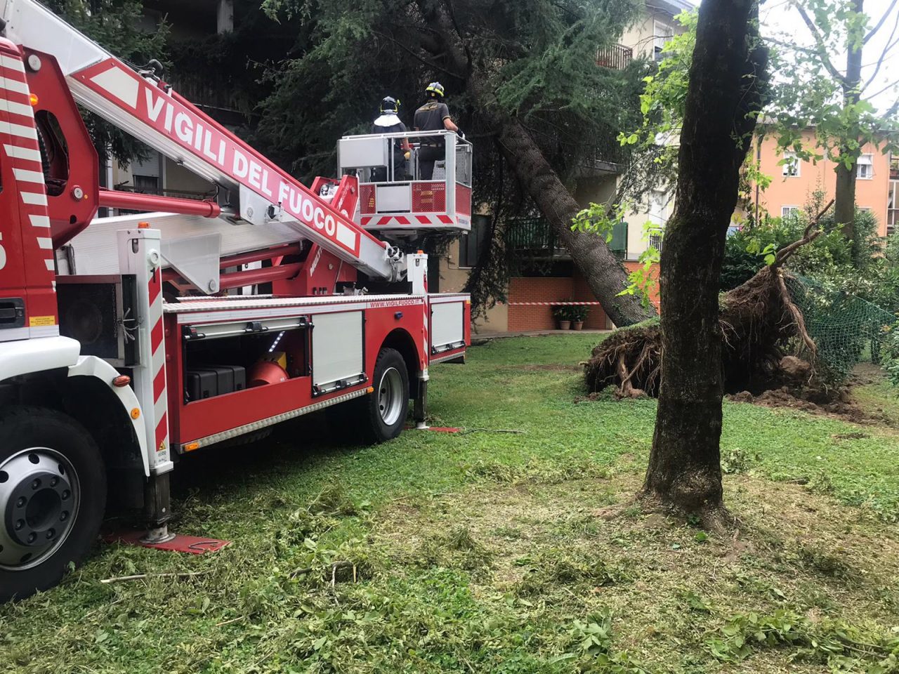 Da Rovato fino a Brescia: pompieri di Chiari impegnati no stop per la tempesta