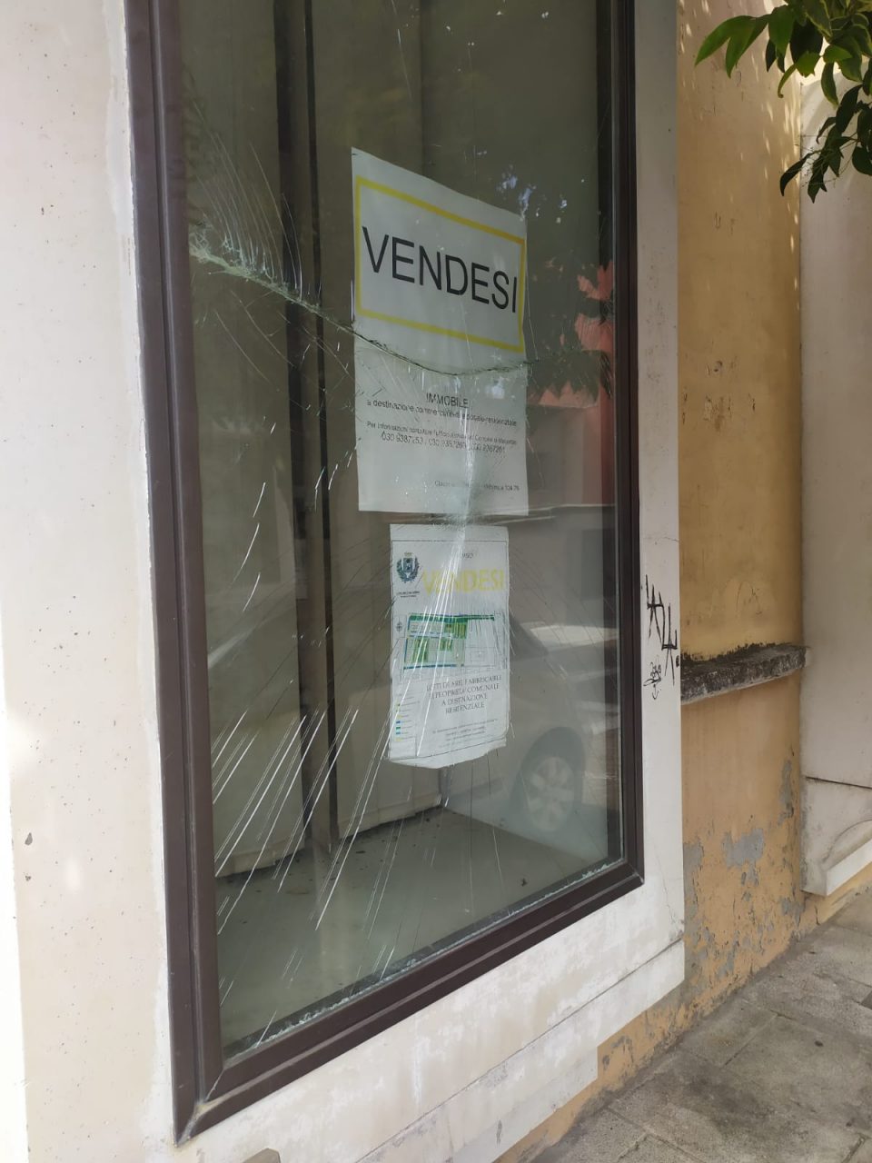 Prende a pugni una vetrina sotto gli occhi del sindaco