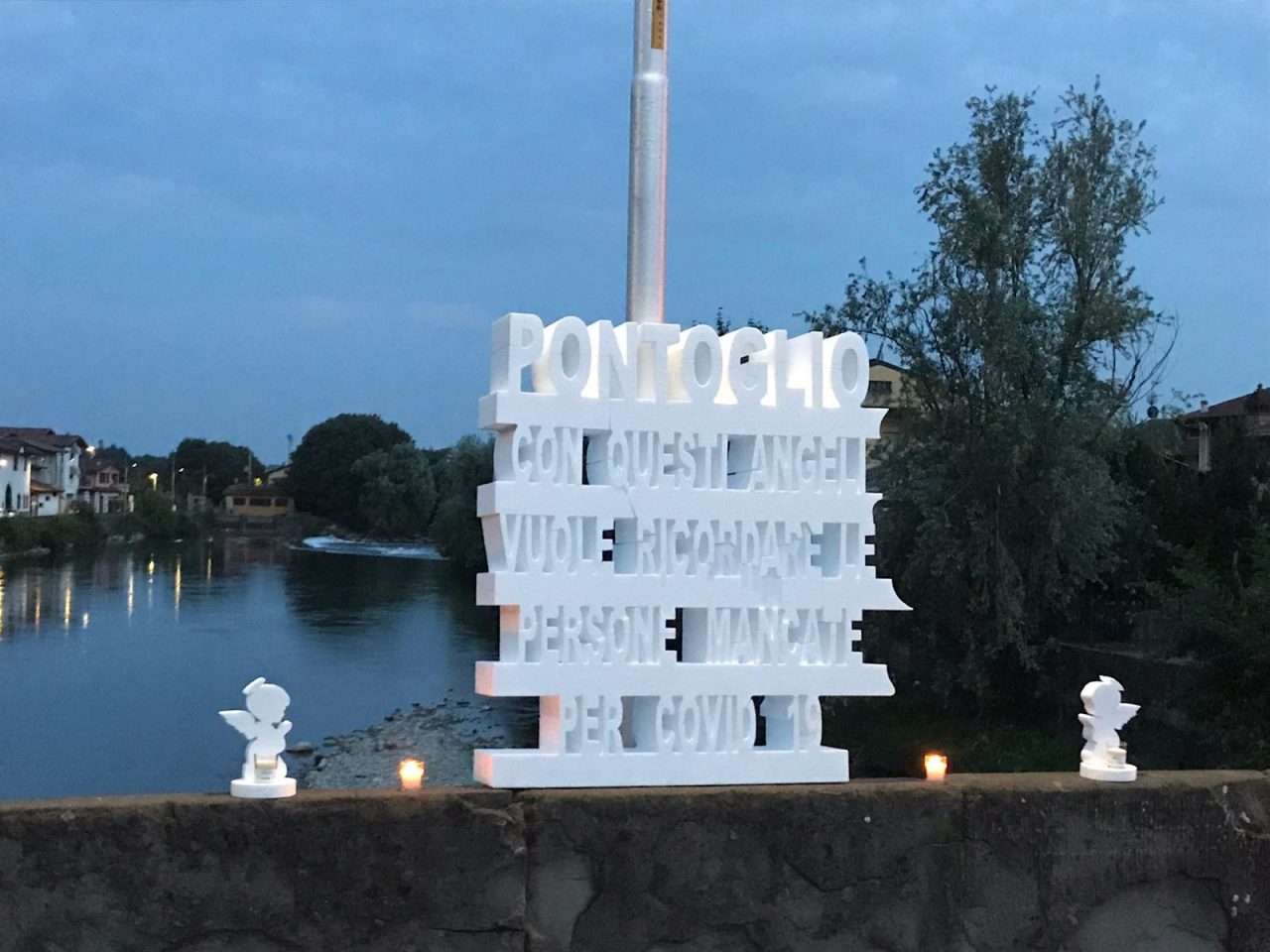 Luci sul ponte di Pontoglio per ricordare le vittime del Coronavirus GALLERY