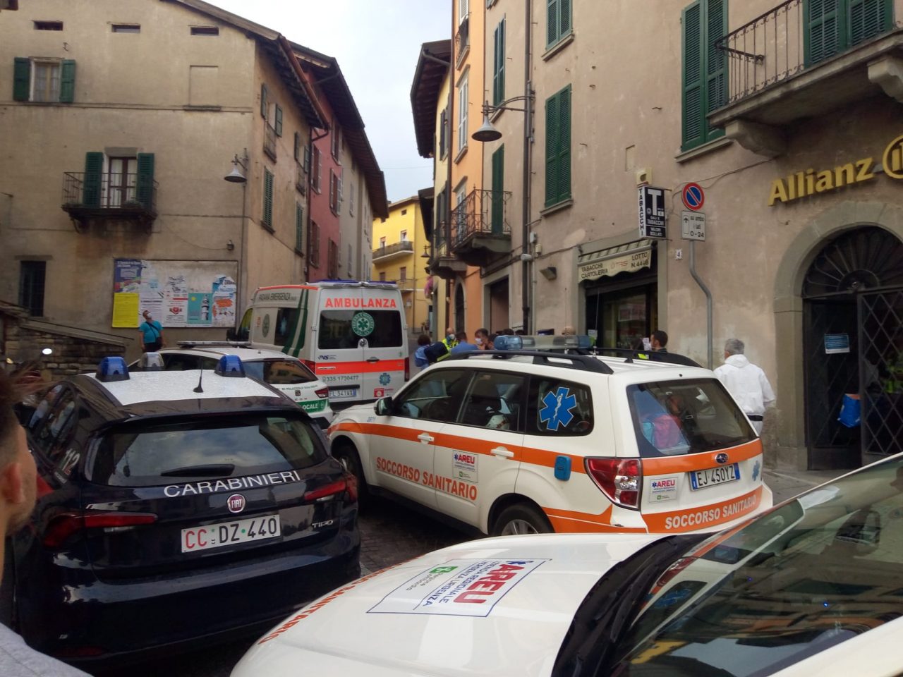 Scene di follia, uomo ai domiciliari aggredisce i carabinieri durante un controllo