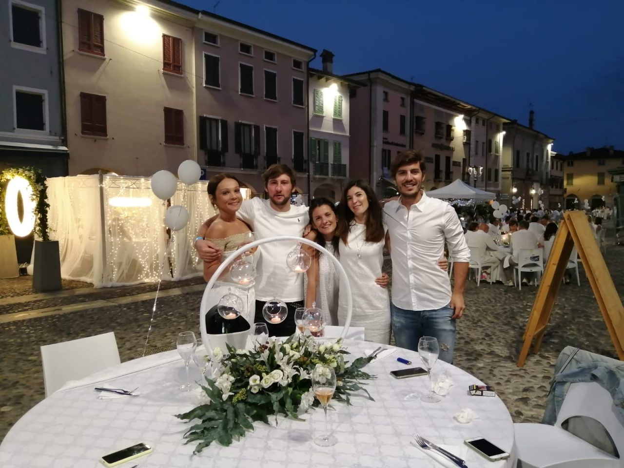 Orzinuovi si tinge di bianco per cenare sotto le stelle