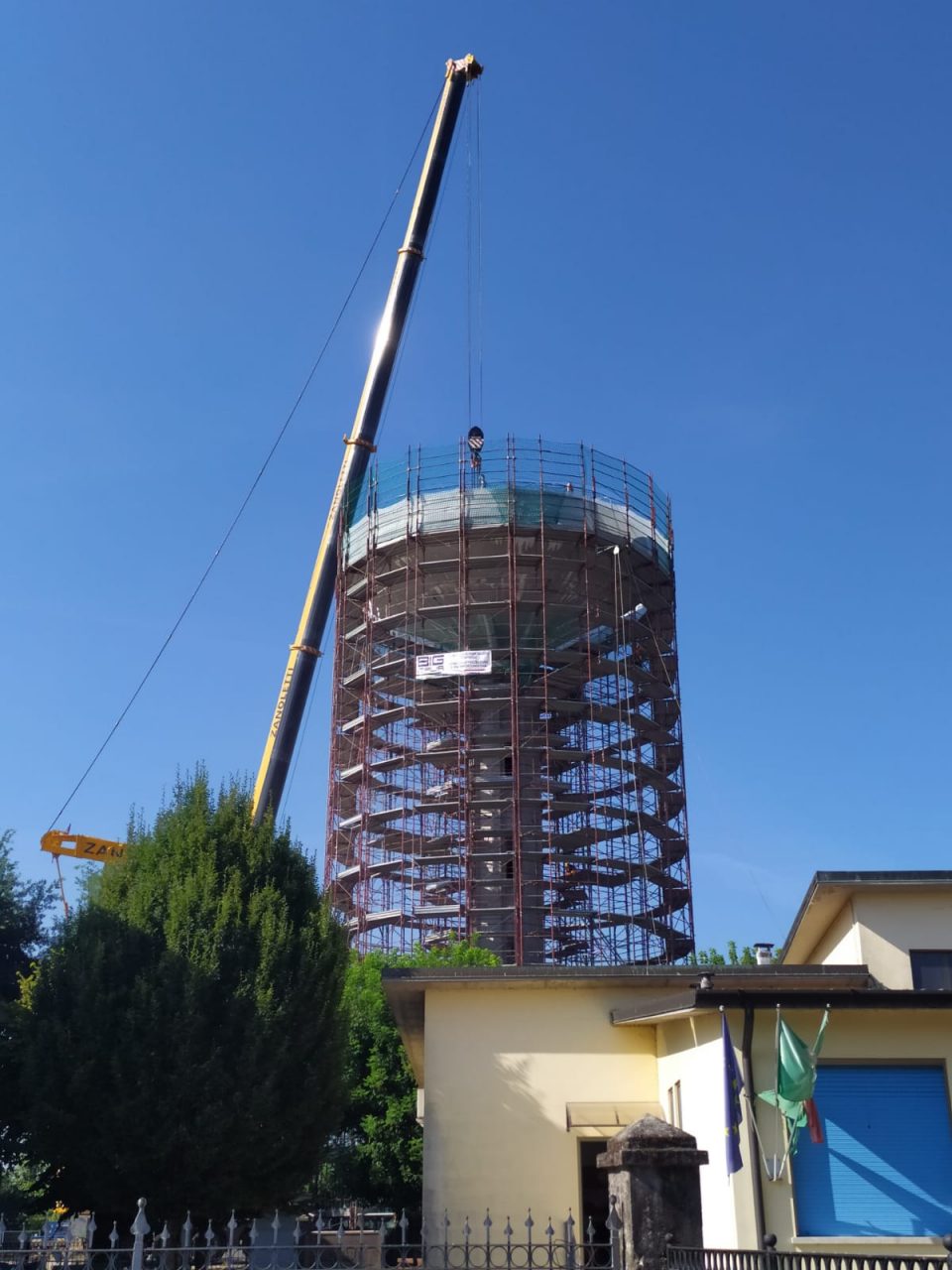 E la torre vien giù: al via la demolizione del serbatoio dell’acquedotto IL VIDEO