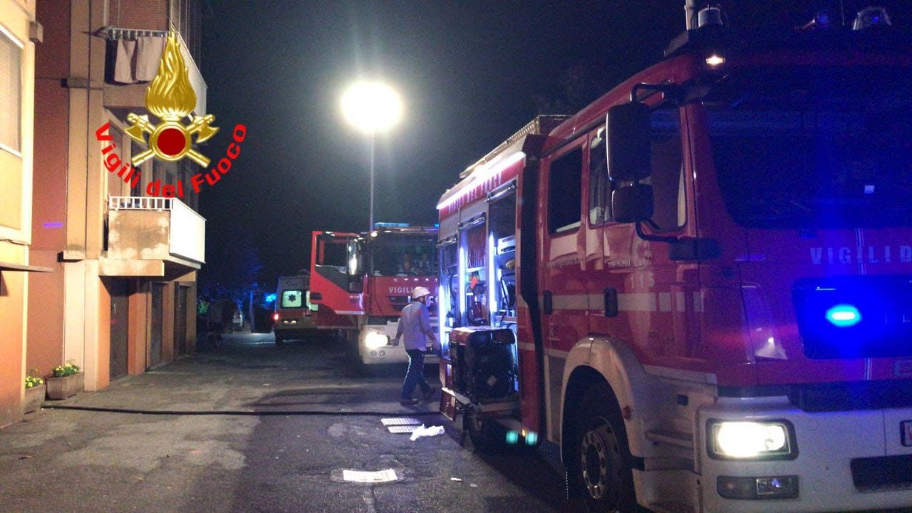 Si incendia il contatore di una palazzina, intossicate sette persone