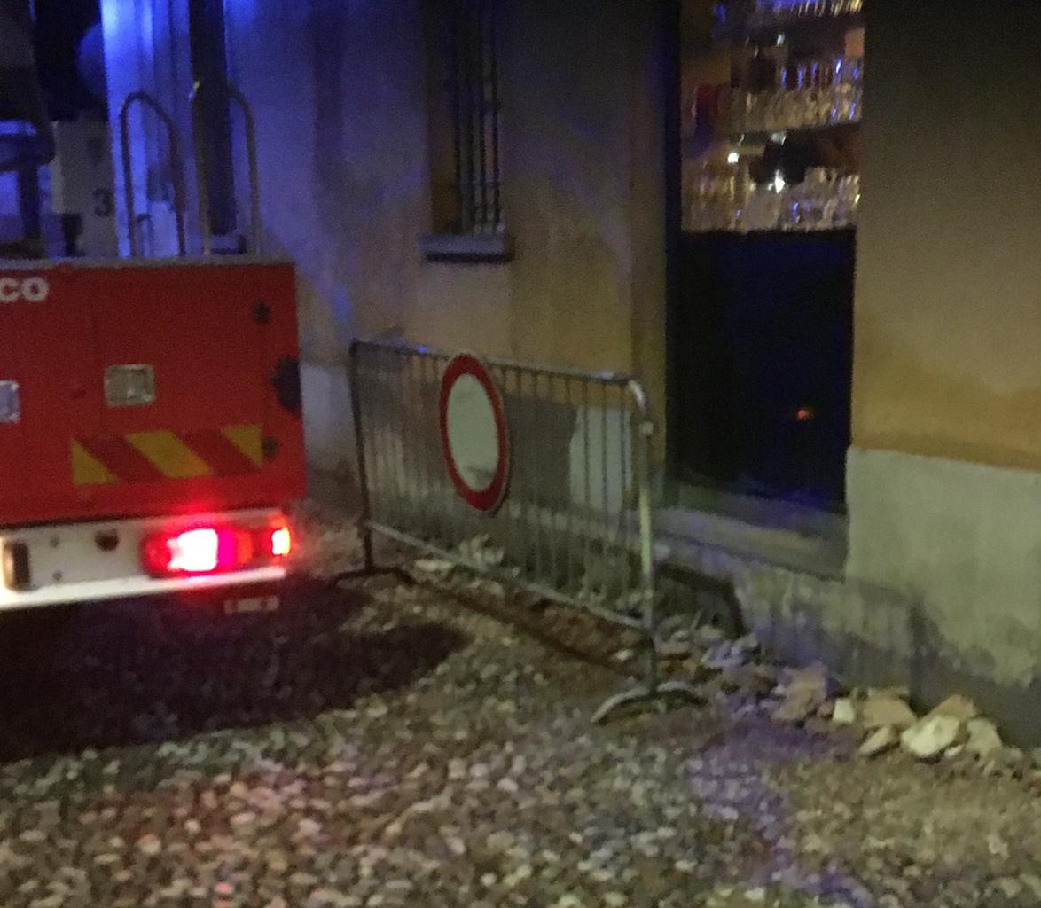 Cade pezzo di cornicione a due passi dalla piazza