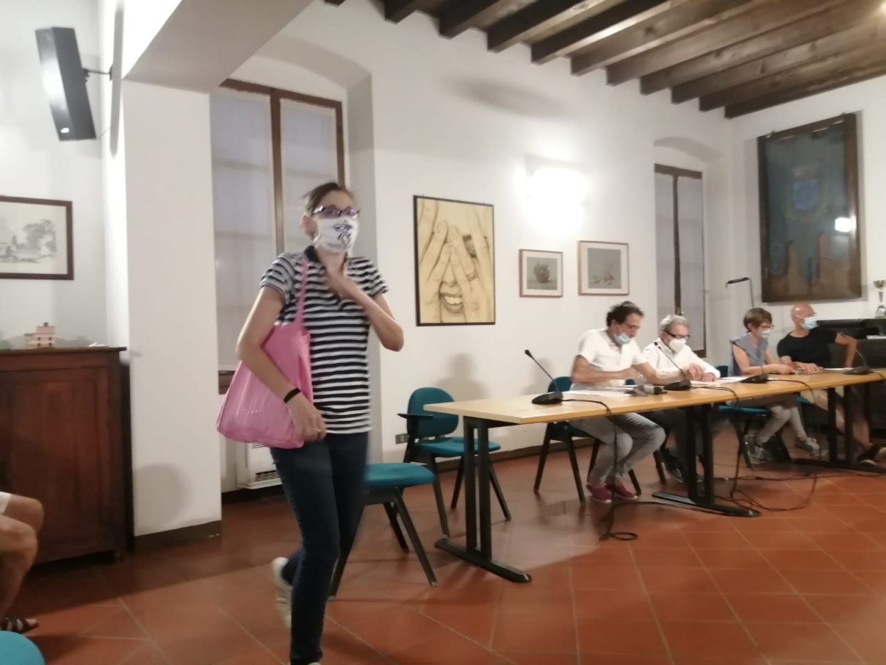 Fuoco incrociato in Consiglio comunale, Caterina Magri abbandona l’aula